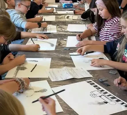 Ciechanów: Uczniowie klasy 3d odkrywali kolejowe tajemnice w Muzeum Kolei Nadwiślańskiej