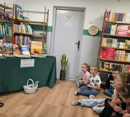Przedszkolaki z klasy 0 odkrywały biblioteczne sekrety i uczyły się ekologii
